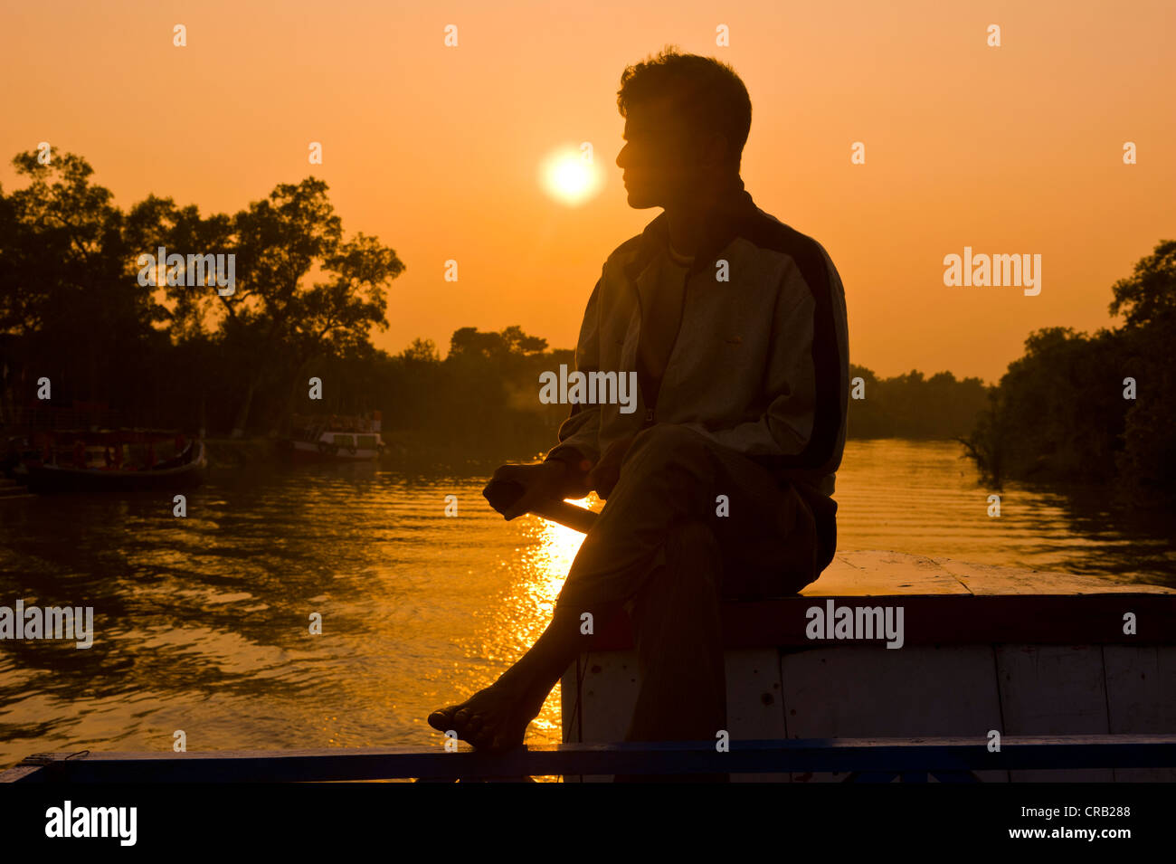 Le capitaine d'un bateau de tourisme voyage dans les marais de l'UNESCO du patrimoine mondial naturel, en Asie, le Bangladesh Sundarbans Banque D'Images