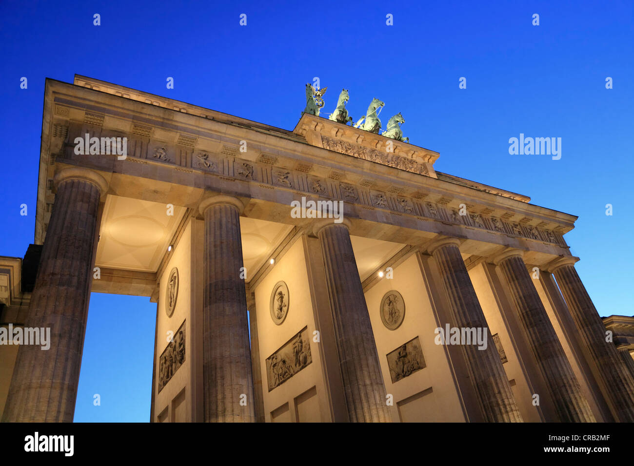 La porte de Brandebourg à l'heure bleue, Berlin-Mitte, Berlin, Germany, Europe Banque D'Images