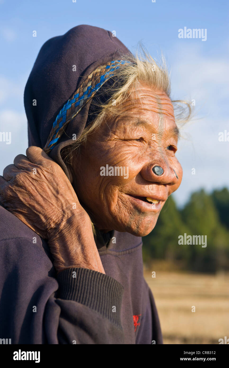 Femme âgée de l'ethnie Apatani, connu pour les morceaux de bois dans leur nez pour les rendre moins attrayant pour rival Banque D'Images