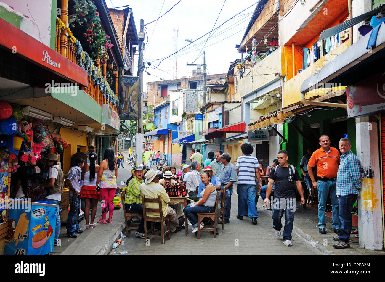 Les gens célébrer dans les rues, les bidonvilles, Comuna 13, Medellin, Colombie, Amérique du Sud, Amérique latine, Amérique Banque D'Images