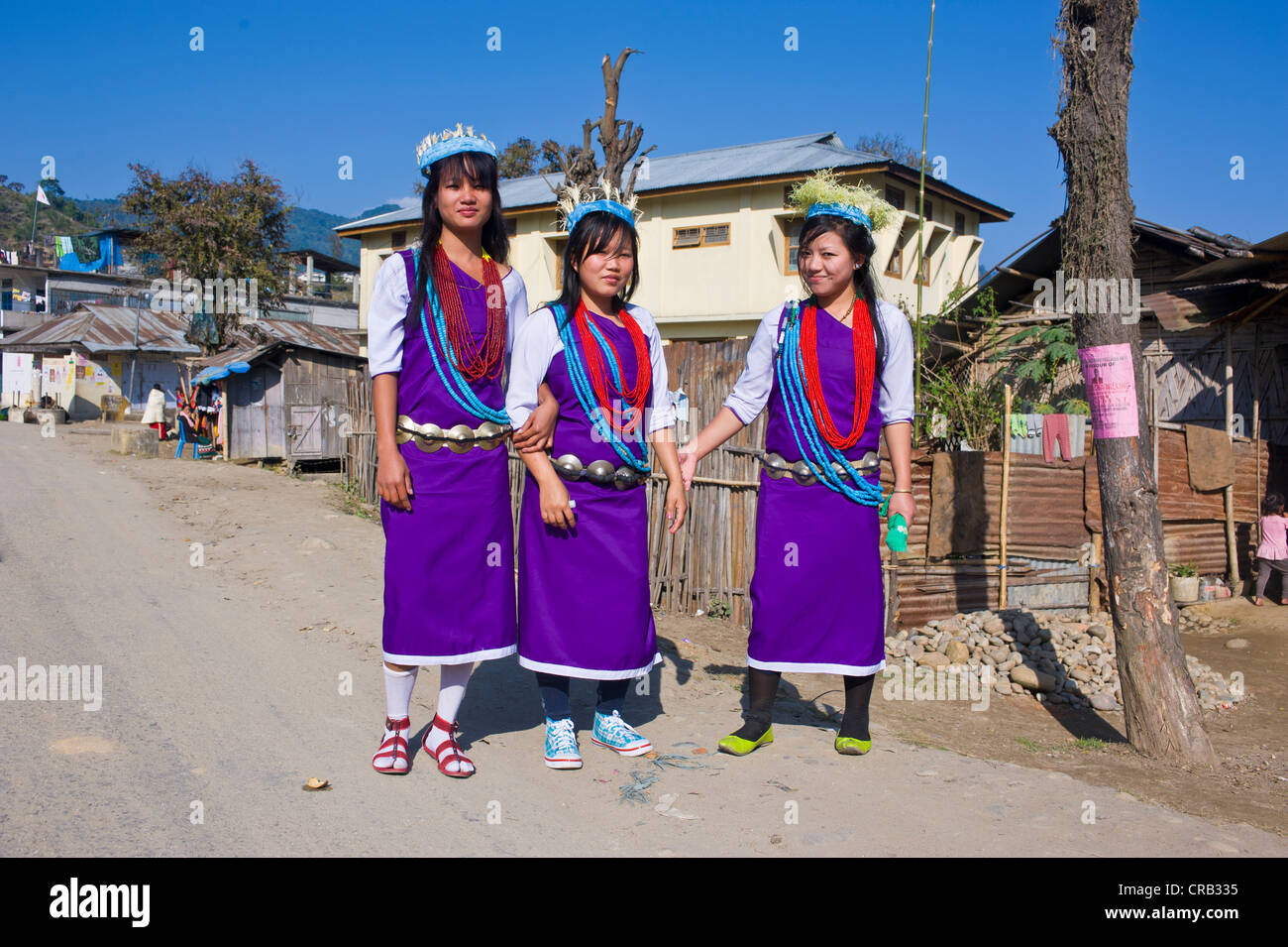 Groupe de jeunes femmes vêtues de façon traditionnelle de l'ethnie Hillmiri en Arunachal Pradesh, au nord-est de l'Inde, l'Inde, l'Asie Banque D'Images