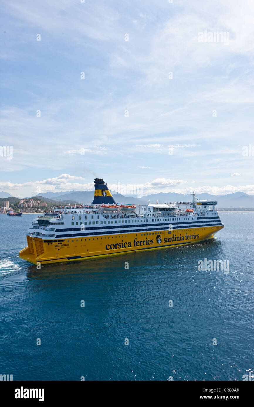 Un ferry de Corsica Ferries quittant le port d'Ajaccio, Corse, France, Europe Banque D'Images