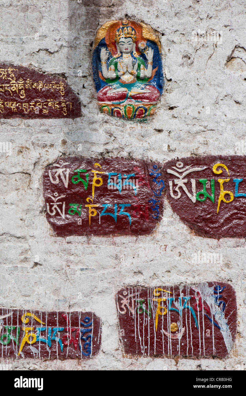 Décoration murale sur le Barkhor, un chemin spirituel autour du temple du Jokhang, à Lhassa, au Tibet, en Asie Banque D'Images