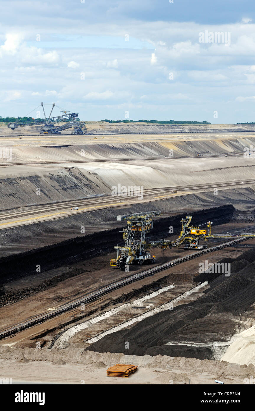 Couche de charbon et machines de l'Welzow-Sued à ciel ouvert, les mines de charbon brun par l'entreprise d'énergie Vattenfall, Basse Lusace Banque D'Images