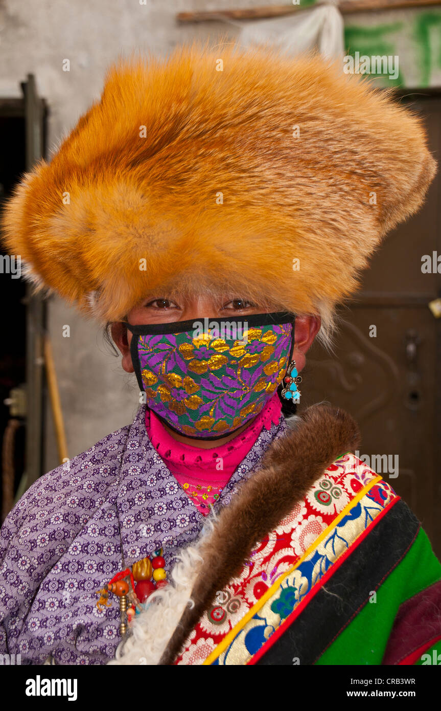 Femme vêtements traditionnels dans la ville de Tsochen, l'ouest du Tibet, Tibet, Asie Banque D'Images