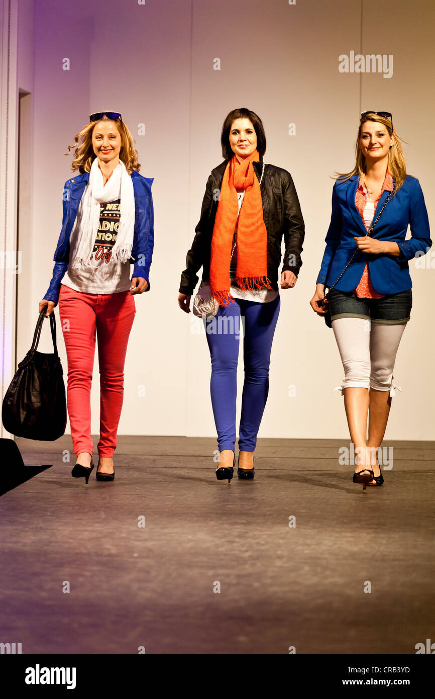 Trois modèles féminins sur la passerelle à un défilé de printemps 2012 à Emmen, Lucerne, Suisse, Europe Banque D'Images