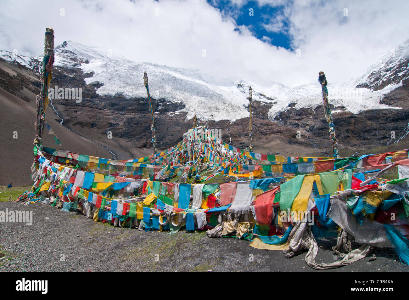 Les drapeaux de prières, des glaciers sur le Col de Karo-La la route de l'amitié, au Tibet, en Asie Banque D'Images Les drapeaux de prières, des glaciers sur le Col de Karo-La la route de l'amitié, au Tibet, en Asie Banque D'Images