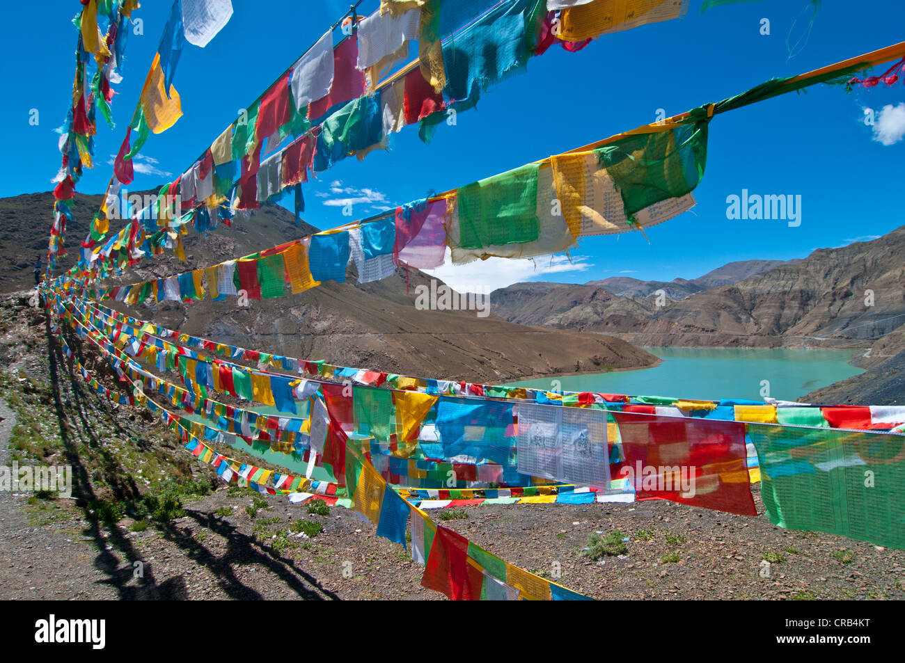 Les drapeaux de prières à un réservoir sur le Col de Karo-La la route de l'amitié, au Tibet, en Asie Banque D'Images Les drapeaux de prières à un réservoir sur le Col de Karo-La la route de l'amitié, au Tibet, en Asie Banque D'Images
