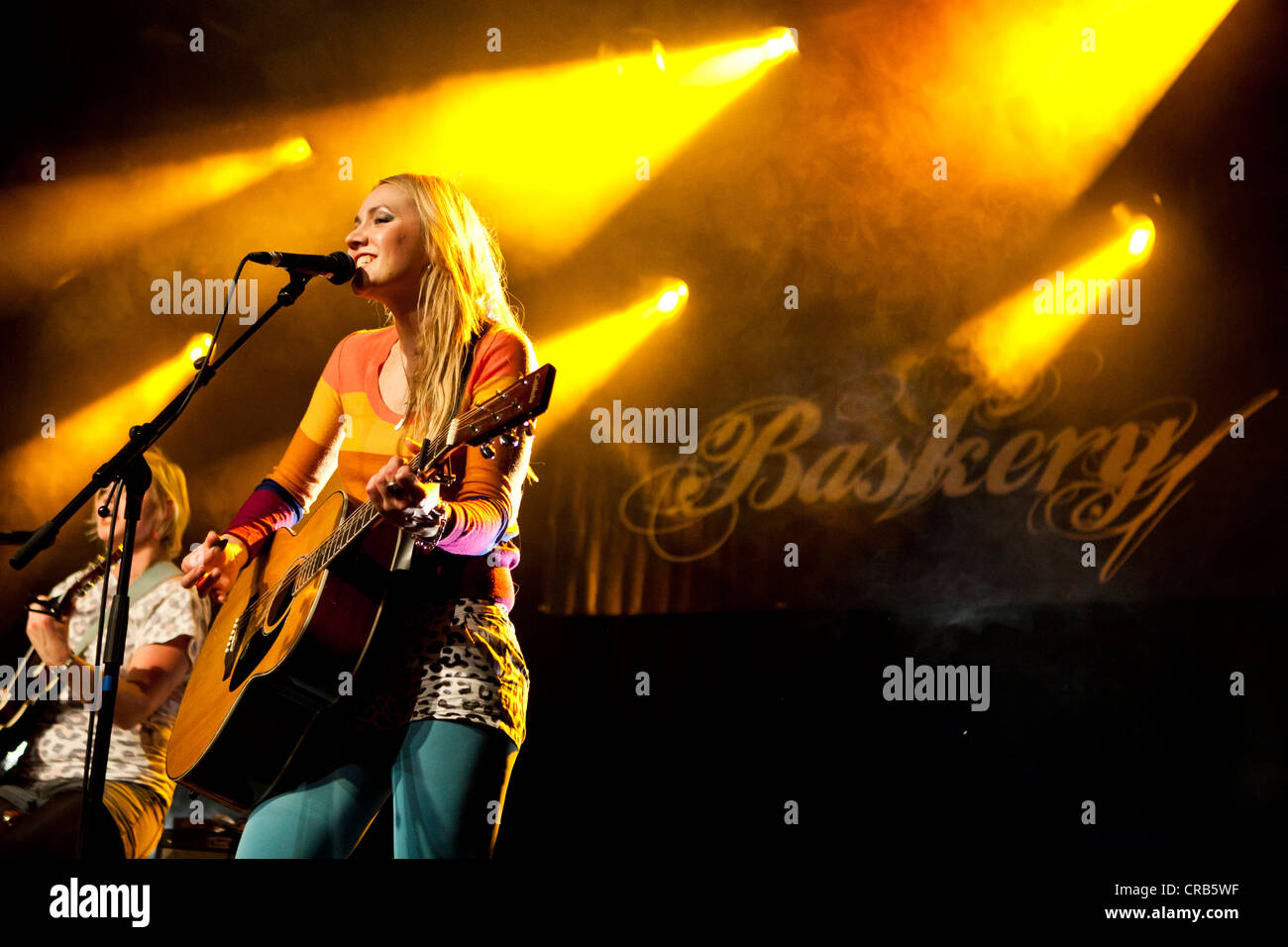 Sunniva Bondesson, une des sœurs de la famille suédoise, Baskery bande live dans la salle de concert Schueuer Banque D'Images