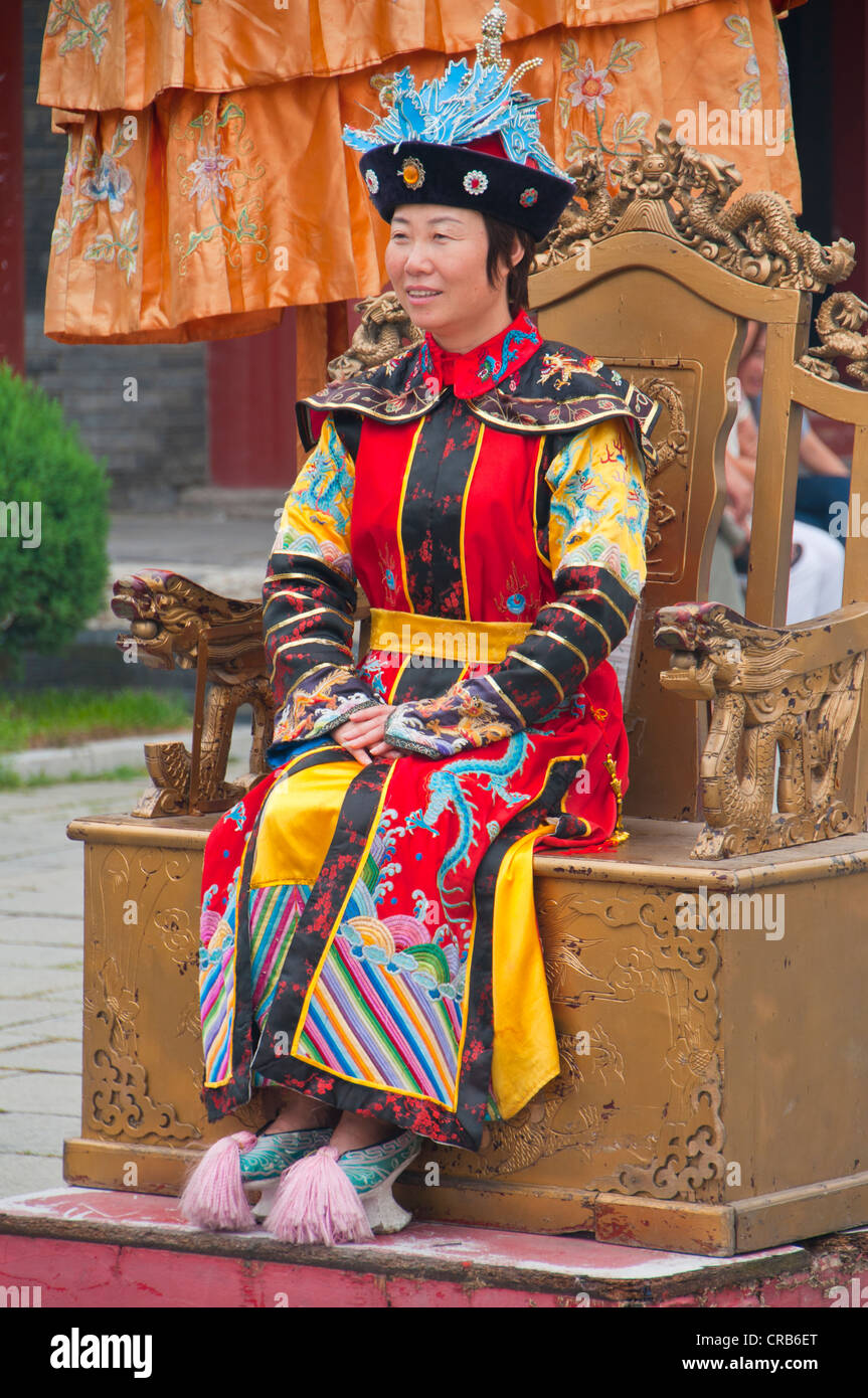 L'homme en habits traditionnels, le Palais Impérial, UNESCO World Heritage Site, Shenyang, Liaoning, Chine, Asie Banque D'Images