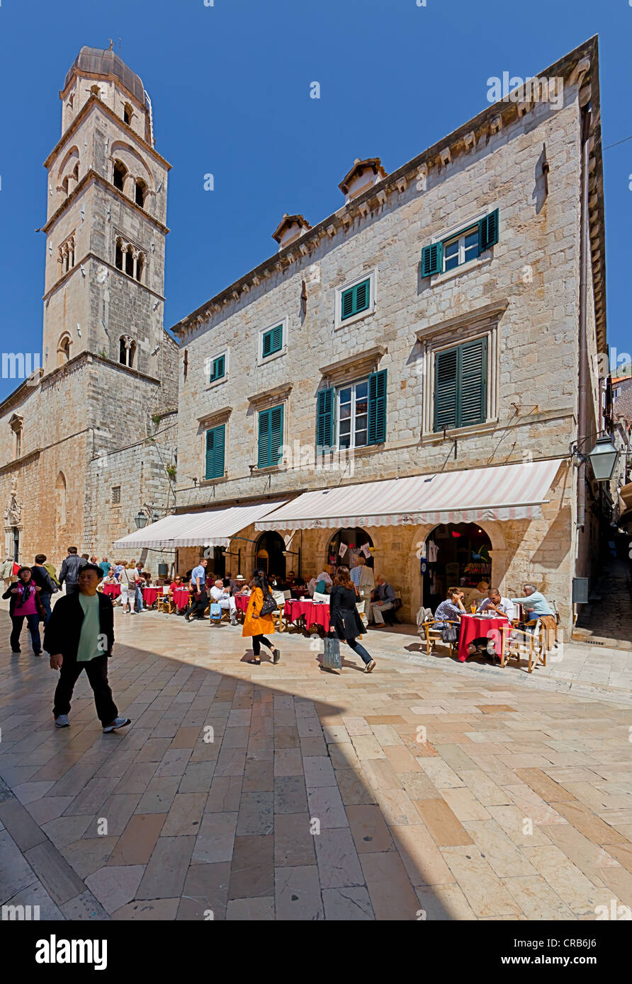 Restaurant sur place ou Stradun, route principale dans la vieille ville de Dubrovnik, Monastère Franciscain à l'arrière, Dalmatie centrale, Dalmatie Banque D'Images