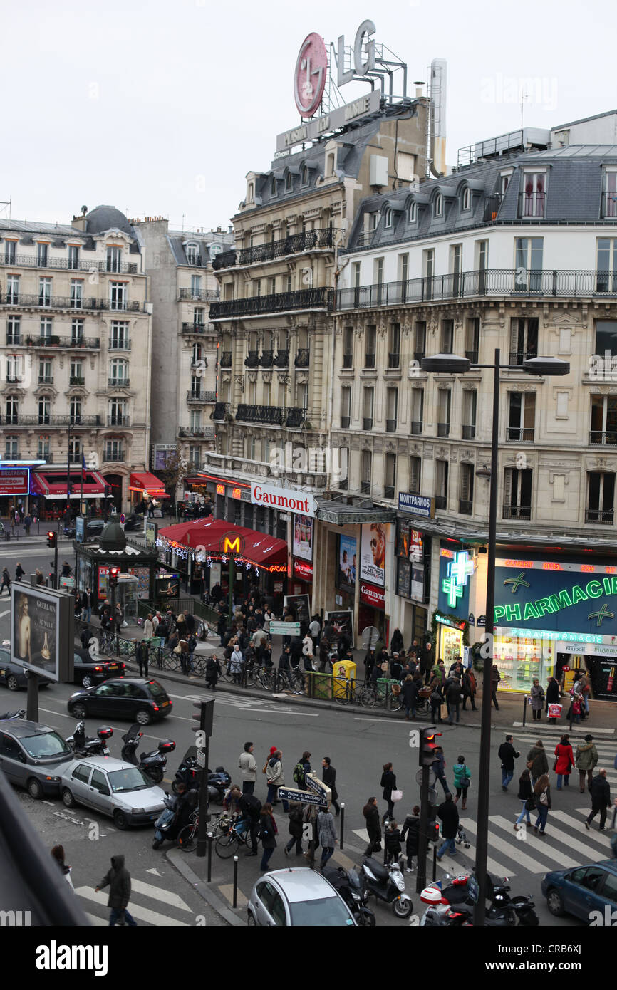 C'est une photo de la place Montparnasse à Paris à la fin de la rue de Rennes. Bâtiment de style typique de Paris. Rue animée. Banque D'Images