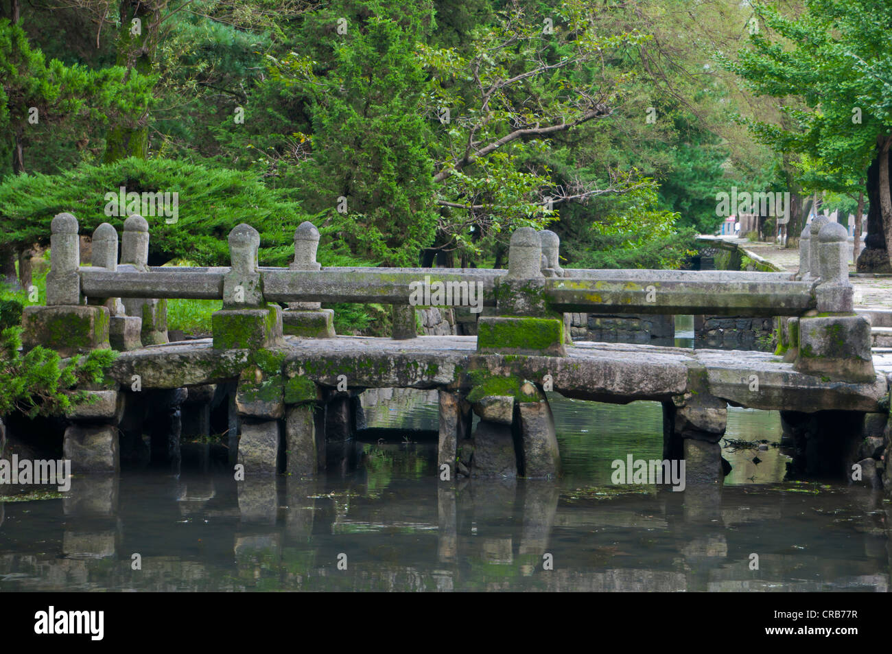 Vieux pont de pierre dans le Musée du Koryo, Songgyungwan, Kaesong, Corée du Nord, d'Asie Banque D'Images