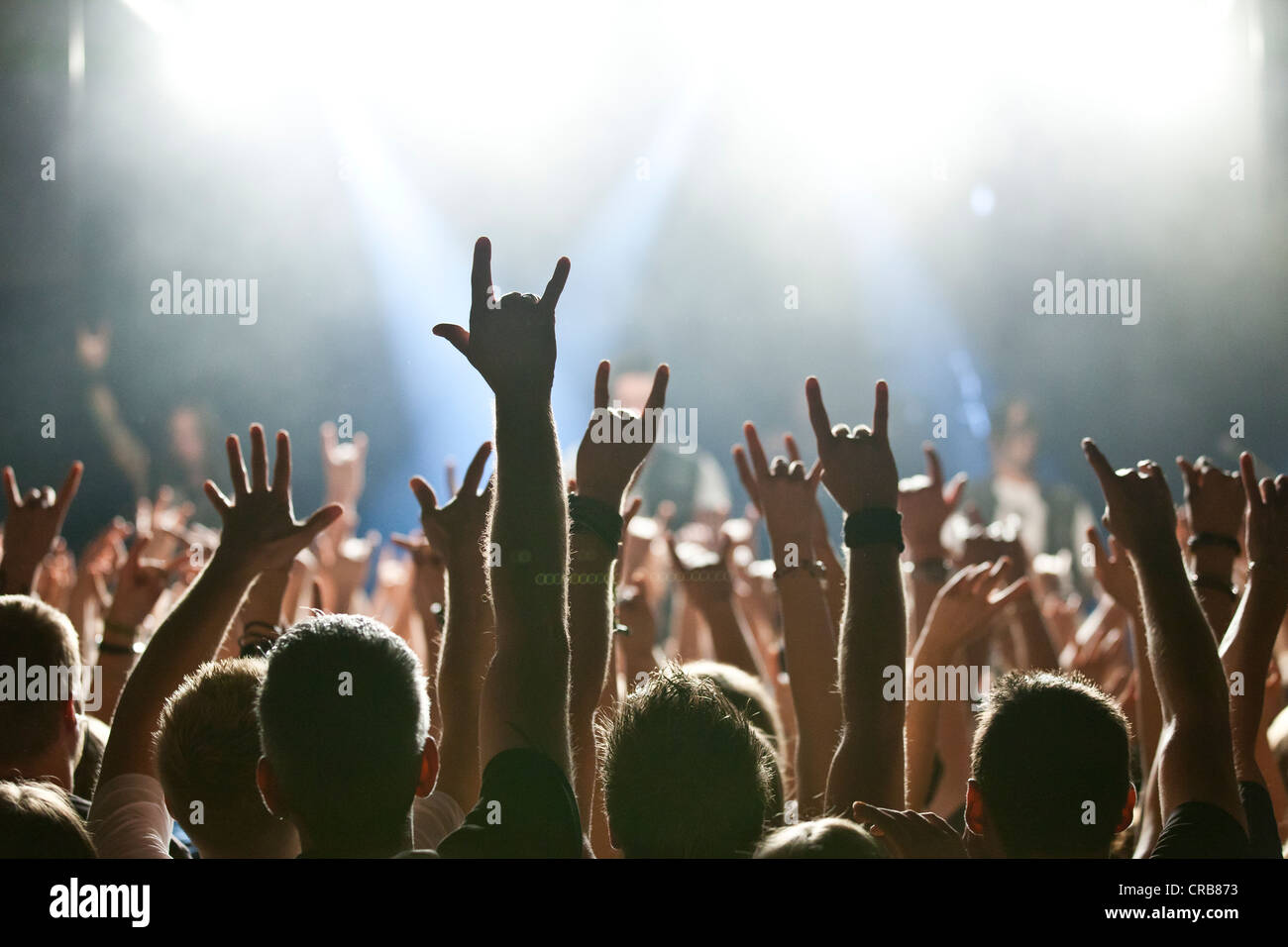 Couvre-culasse salutation de fans au concert de rock Banque D'Images