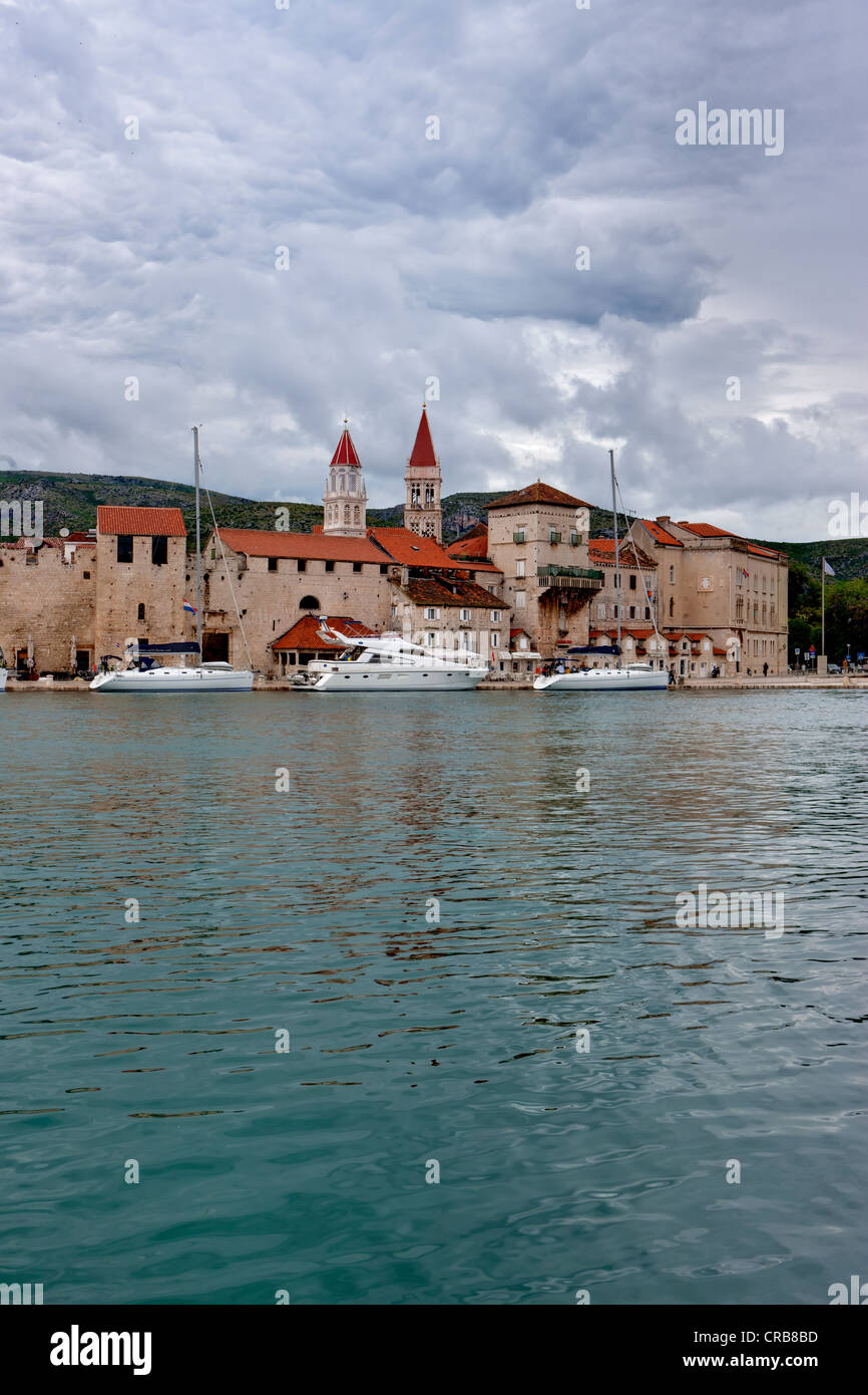 Promenade Riva et palais, le centre historique de Trogir, classé au Patrimoine Mondial de l'UNESCO, Split, Dalmatie centrale, côte Adriatique Banque D'Images