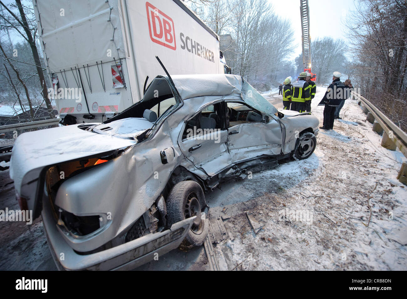 Accident de voiture mortel sur la neige glissante d'une route glacée, une classe E Mercedes a été projeté sur la chaussée opposée et Banque D'Images