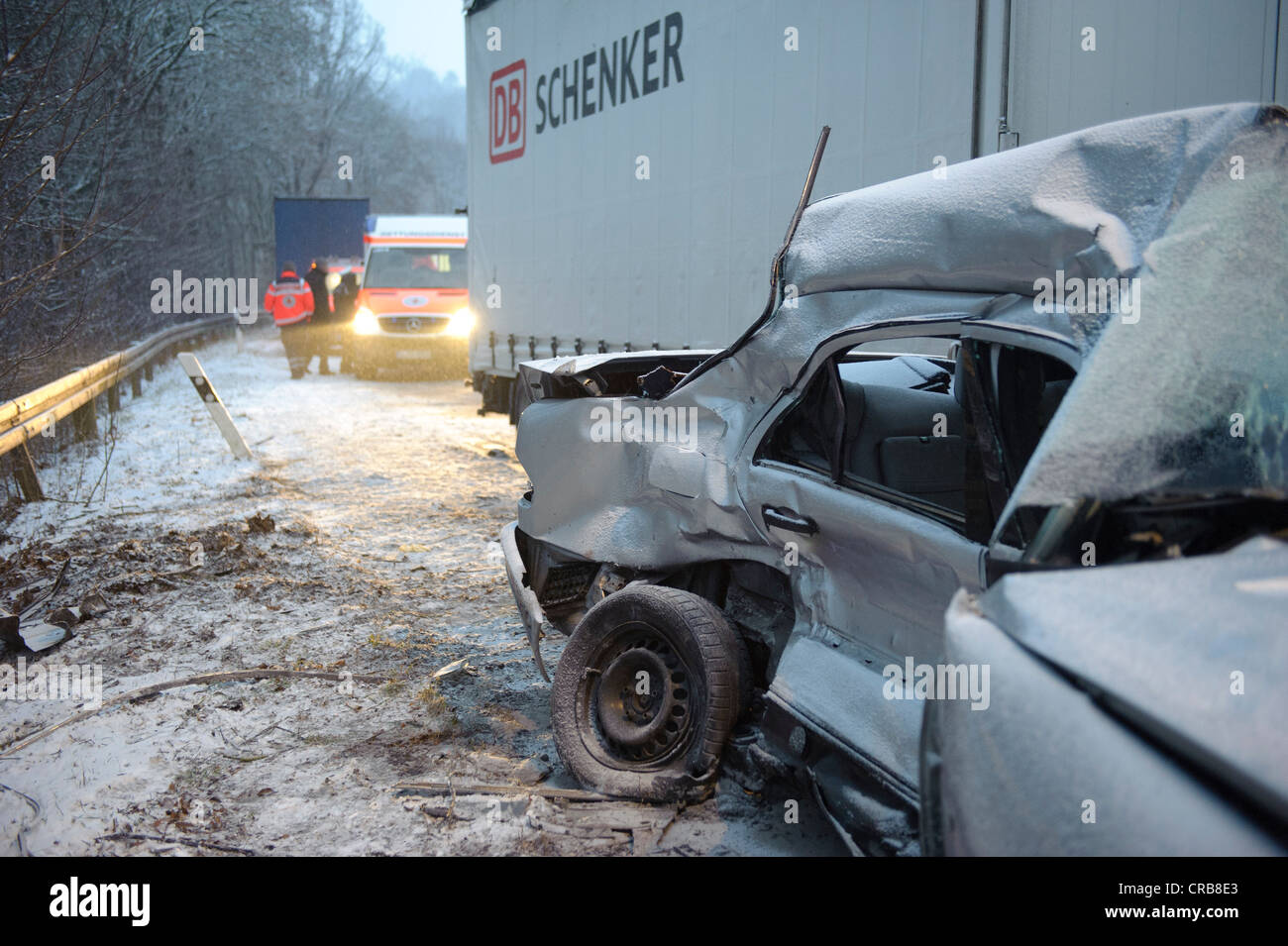 Accident de voiture mortel sur la neige glissante d'une route glacée, une classe E Mercedes a été projeté sur la chaussée opposée et Banque D'Images
