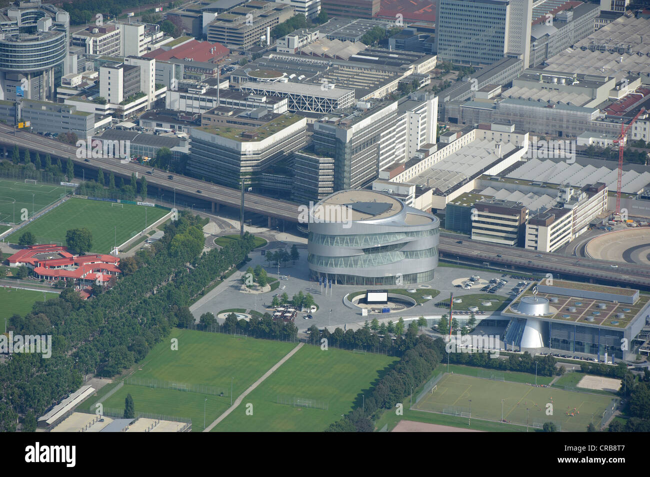 Vue aérienne, Mercedes-Benz-musée et la route fédérale B14, Stuttgart, Bade-Wurtemberg, Allemagne, Europe Banque D'Images Vue aérienne, Mercedes-Benz-musée et la route fédérale B14, Stuttgart, Bade-Wurtemberg, Allemagne, Europe Banque D'Images
