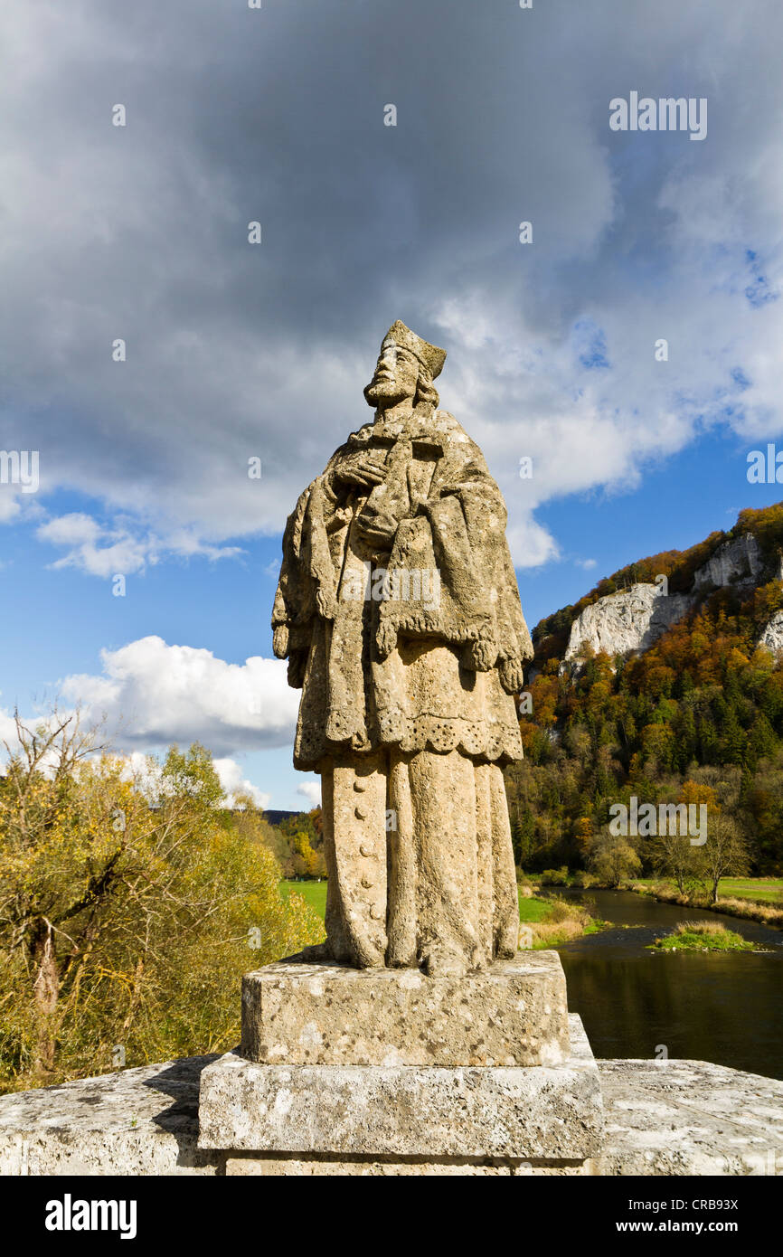 Statue de saint Jean Népomucène sur le pont en Hausen im Tal, Parc Naturel du Danube supérieur, district de Sigmaringen, Bade-Wurtemberg Banque D'Images