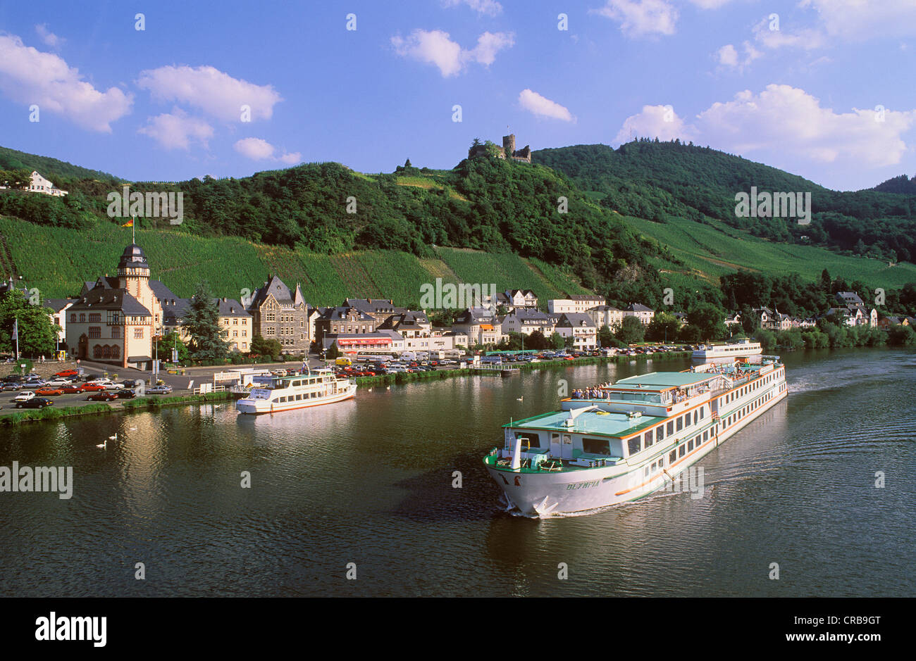 Navire d'excursion sur la Moselle, ville de Bernkastel-Kues au dos, Rhénanie-Palatinat, Allemagne, Europe Banque D'Images