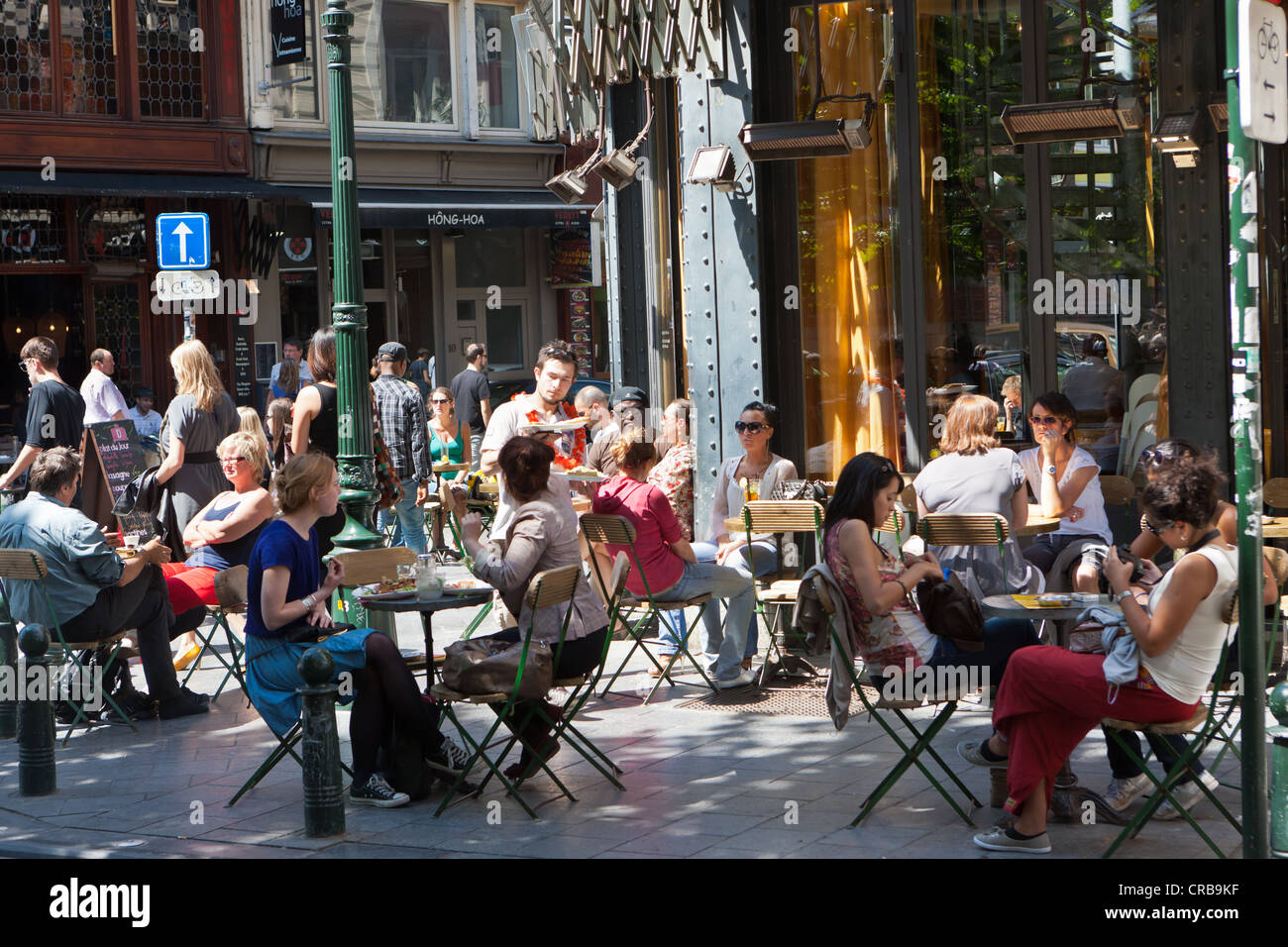 Les touristes en été dans un café sur Jules Van Praetstraat, Bruxelles, Belgique, Benelux, Europe Banque D'Images