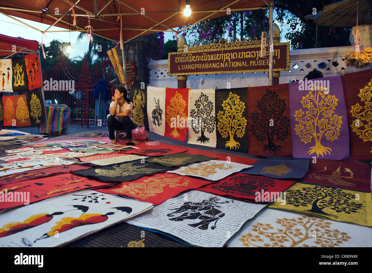 Femme vendant des photos à un marché de nuit, Luang Prabang, Laos, Indochine, Asie Banque D'Images