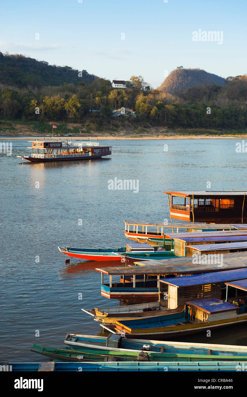Bateaux sur le fleuve Mékong, Luang Prabang, Laos, Indochine, Asie Banque D'Images