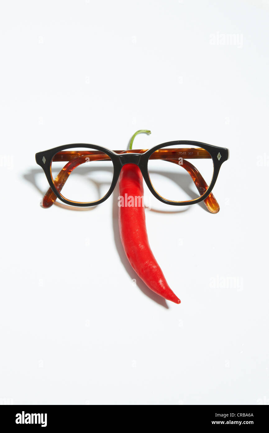 Lunettes et un poivron rouge Banque D'Images