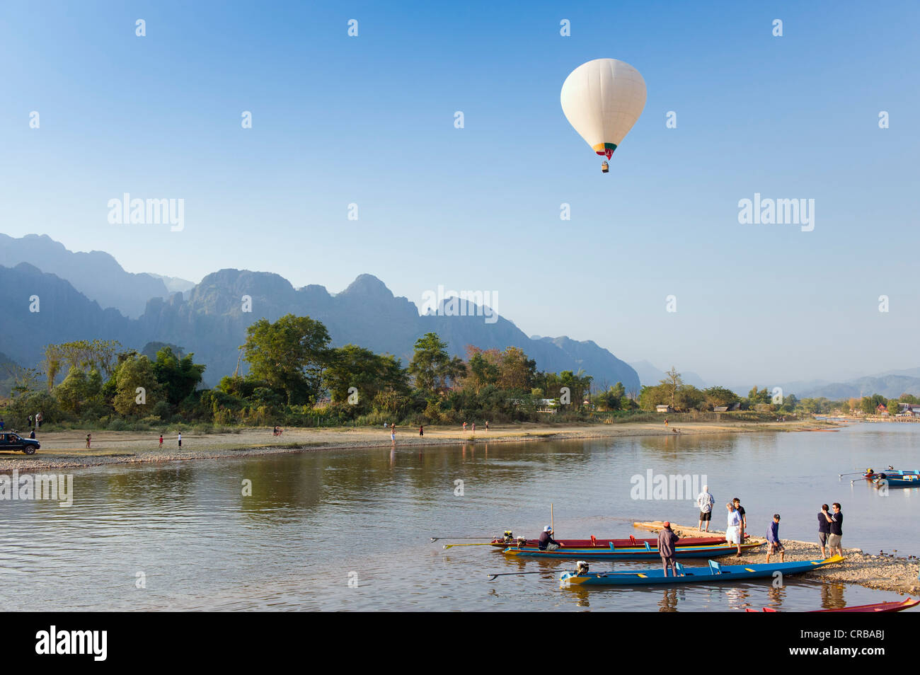 Montgolfière survolant les montagnes karstiques de la rivière Nam Song, Vang Vieng, Vientiane, Laos, Indochine, Asie Banque D'Images