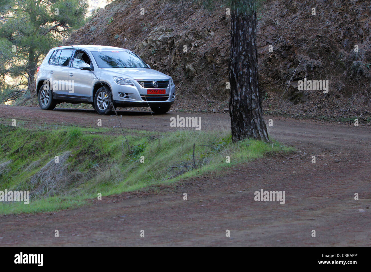 La conduite hors route avec un VW Tiguan voiture dans les montagnes Troodos, Chypre du Sud, Chypre, Grèce, Europe Banque D'Images