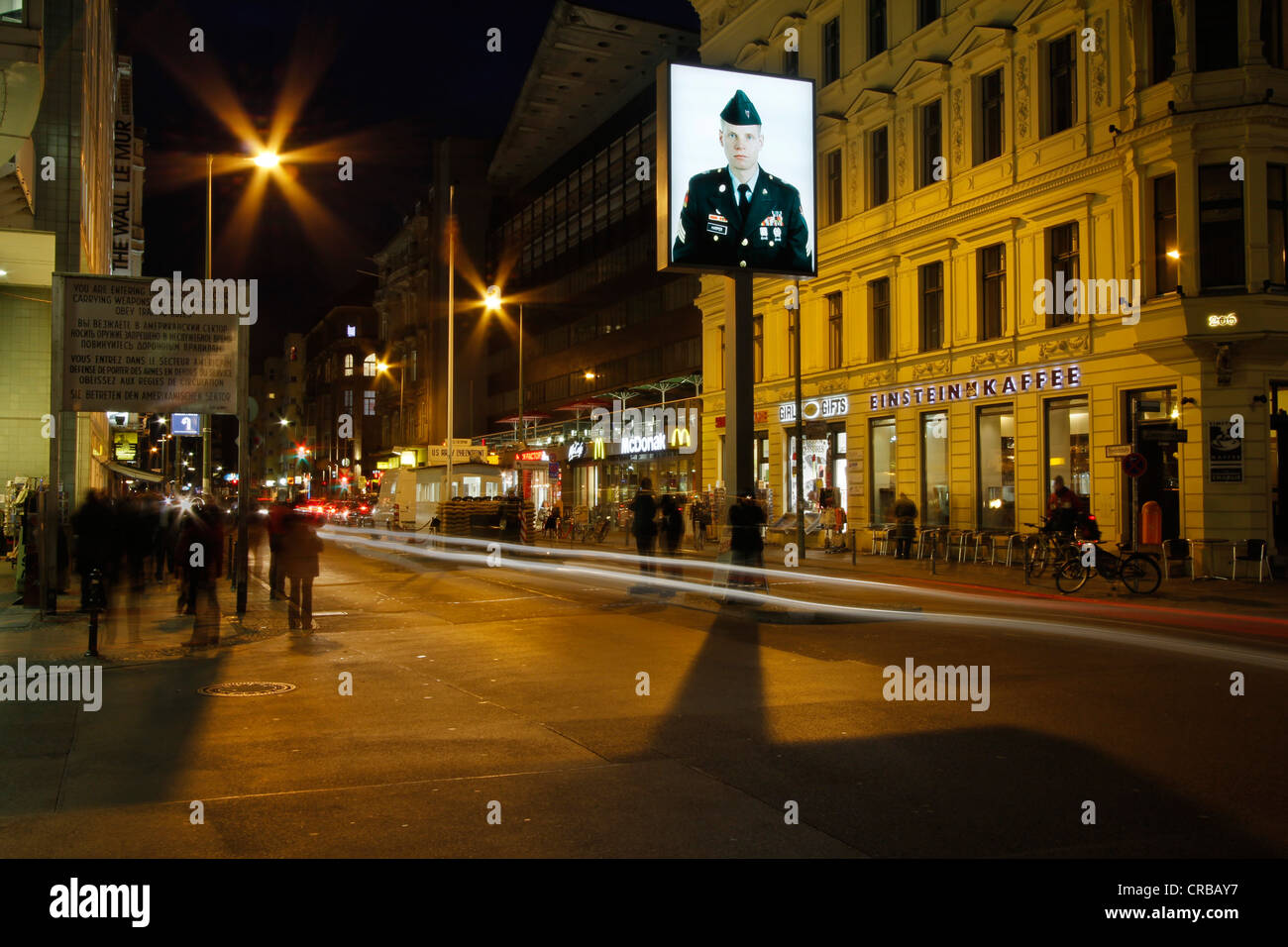 Nuit à Checkpoint Charlie, Berlin, Germany, Europe Banque D'Images