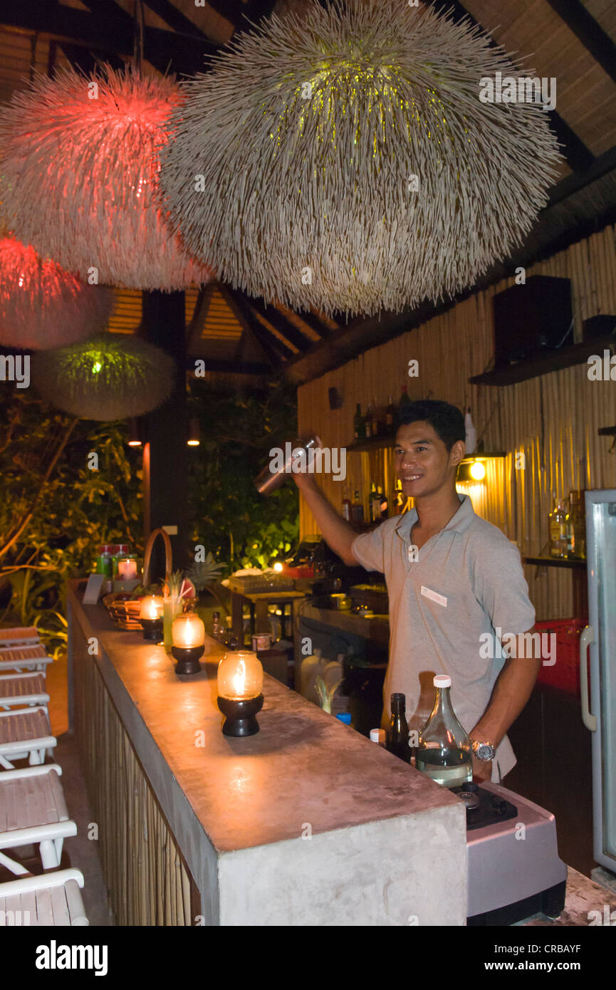 Bartender mixing cocktails, l'Sevenseas Resort, Ko Kradan, Koh Kradan, Trang, Thaïlande, Asie du Sud-Est, Asie Banque D'Images