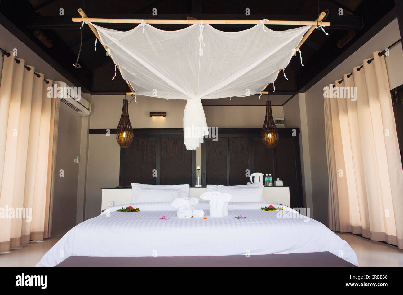 Lit avec moustiquaire dans un bungalow de luxe, le Sevenseas Resort, Ko  Kradan, Koh Kradan, Trang, Thaïlande, Asie du Sud-Est, Asie Photo Stock -  Alamy