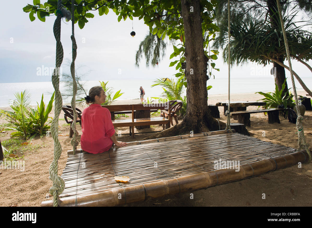 Femme assise au Coco beach bar, Ko Jum ou Koh Pu), Krabi, Thaïlande, Asie du Sud-Est Banque D'Images