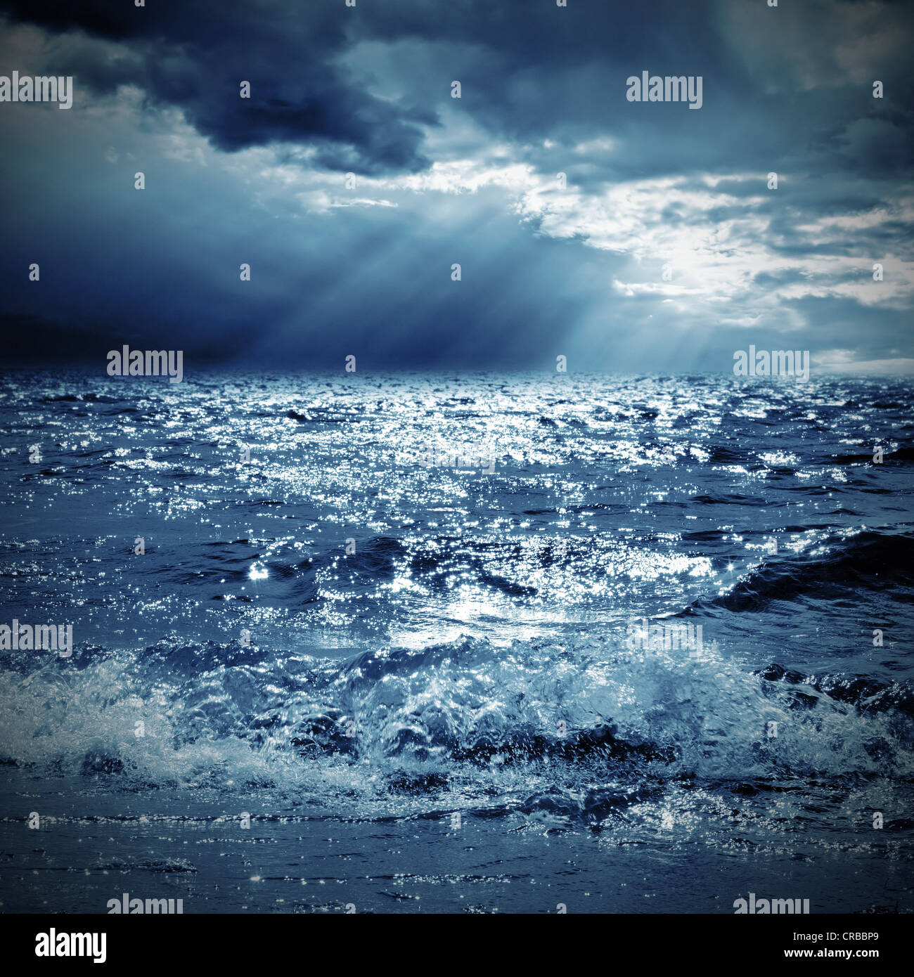 Un rayon de soleil sur la mer Banque D'Images