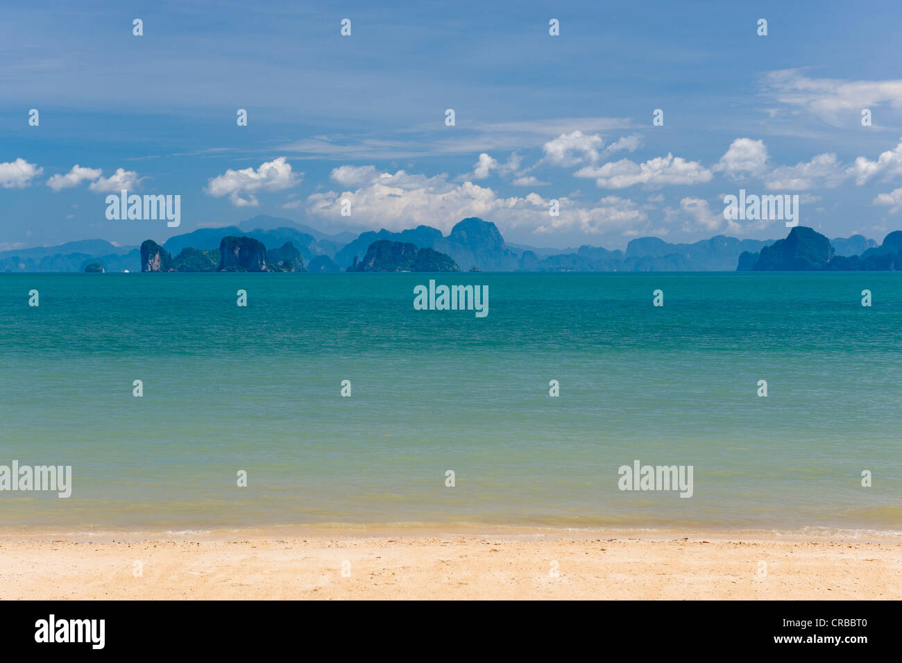 Îles de la baie de Pang Nga vu de l'île de Koh Yao Noi, Phang Nga, Thaïlande, Asie du Sud, Asie Banque D'Images