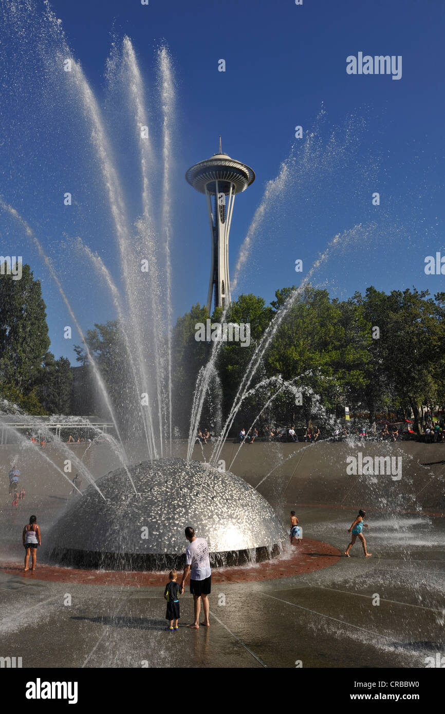 La fontaine en face de la tour Space Needle, fontaine, le Seattle Center, Seattle, Washington, États-Unis d'Amérique Banque D'Images