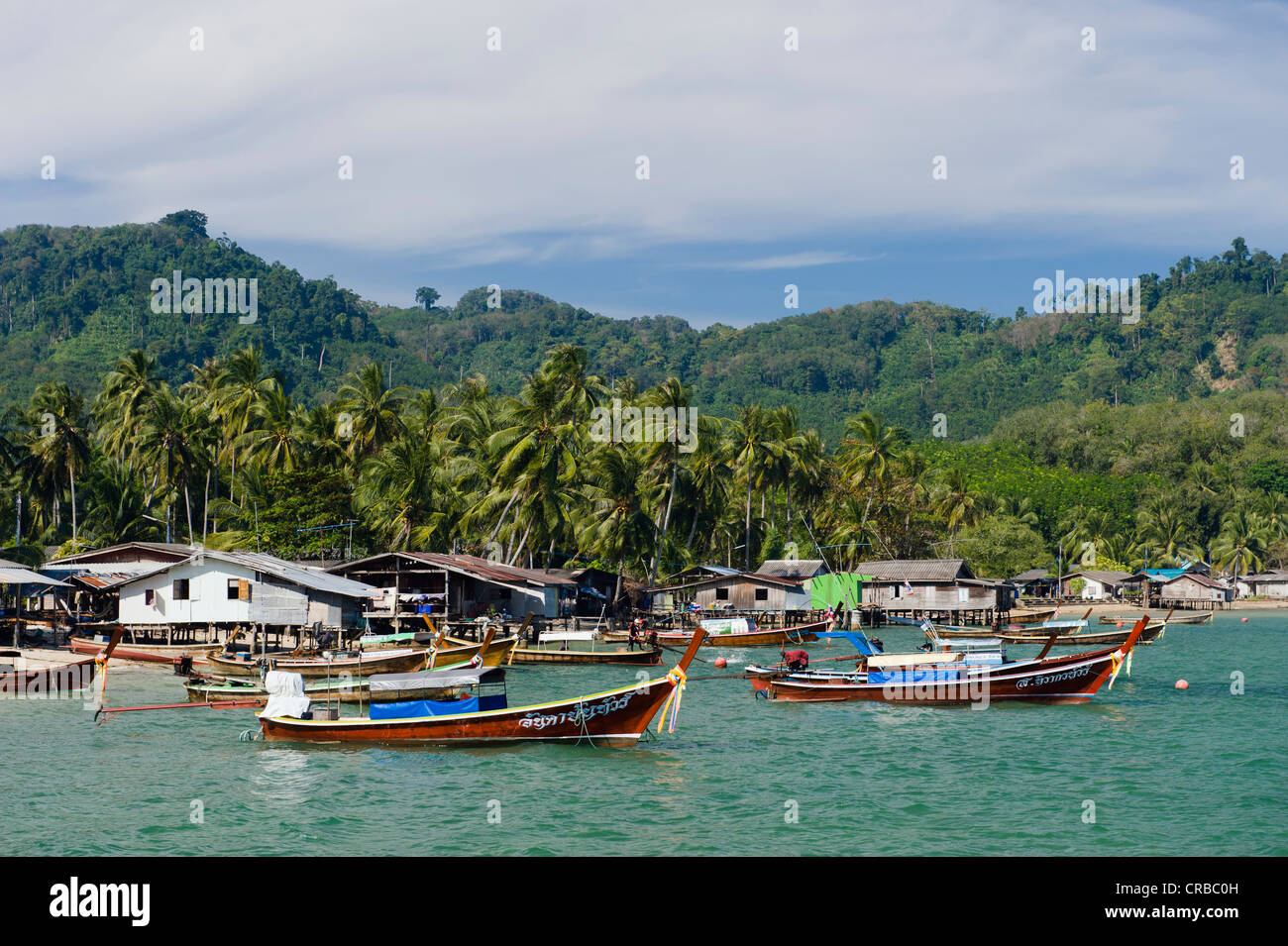 Village de pêcheurs, bateaux à longue queue, Ko Muk ou Ko Mook island, Thaïlande, Asie du Sud-Est Banque D'Images