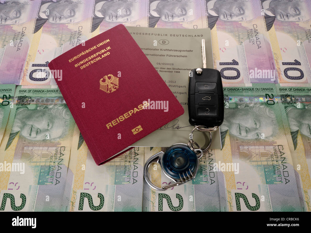 Passeport de la République fédérale d'Allemagne, permis de conduire international, une clé de contact et divers dollar Canadien Banque D'Images