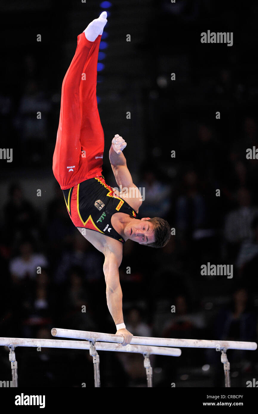 Philip garçon, GER, l'exécution sur les barres parallèles, EnBW, Coupe du Monde de Gymnastique 11 à 13 Nov 2011, 29e Coupe, Porsche-Arena DTB Banque D'Images