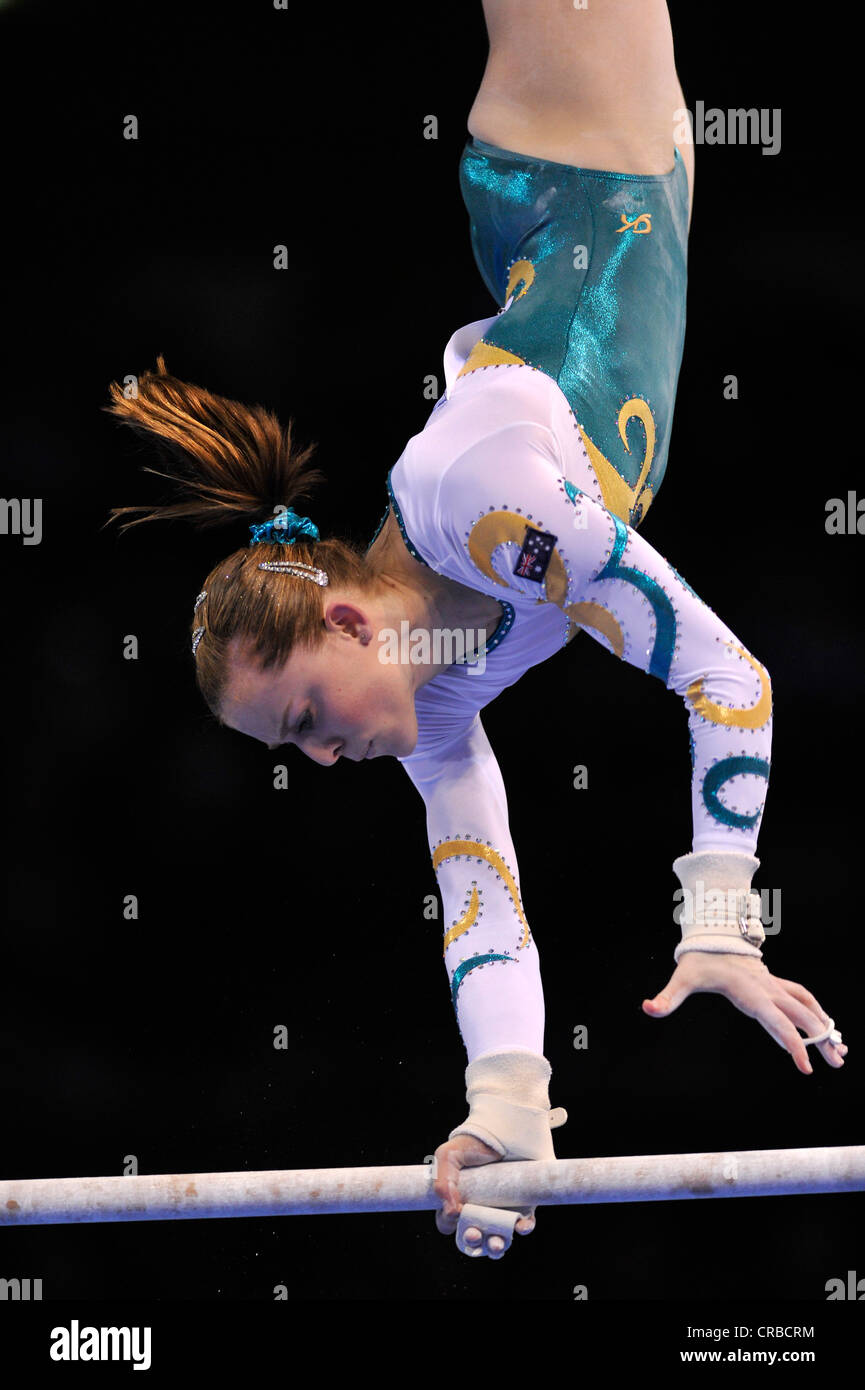 Lauren Mitchell, AUS, effectuant sur barres asymétriques de la Coupe du monde de gymnastique, EnBW, 11 au 13 Nov 2011, 29e Coupe, Porsche-Arena DTB Banque D'Images