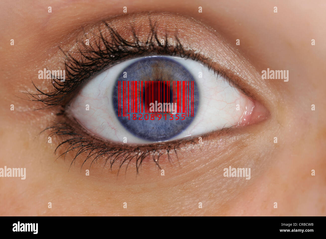 Vue détaillée d'un oeil avec un code à barres qui se reflète sur l'iris, EAN, European Article Number, numéro de l'article International, Banque D'Images