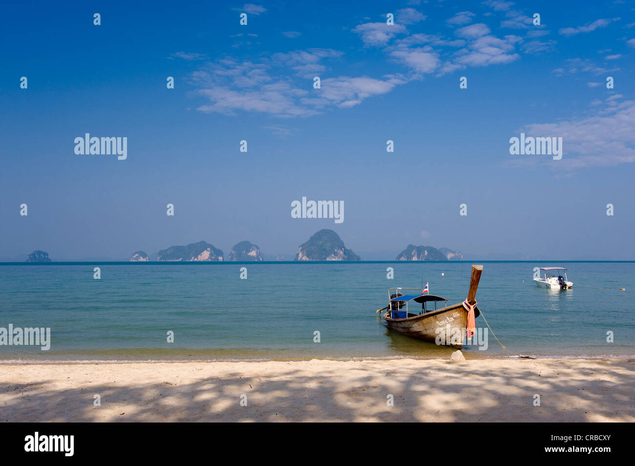 Bateau Longtail sur une plage de sable fin, à remous Kaek Beach, Krabi, Thaïlande, Asie Banque D'Images