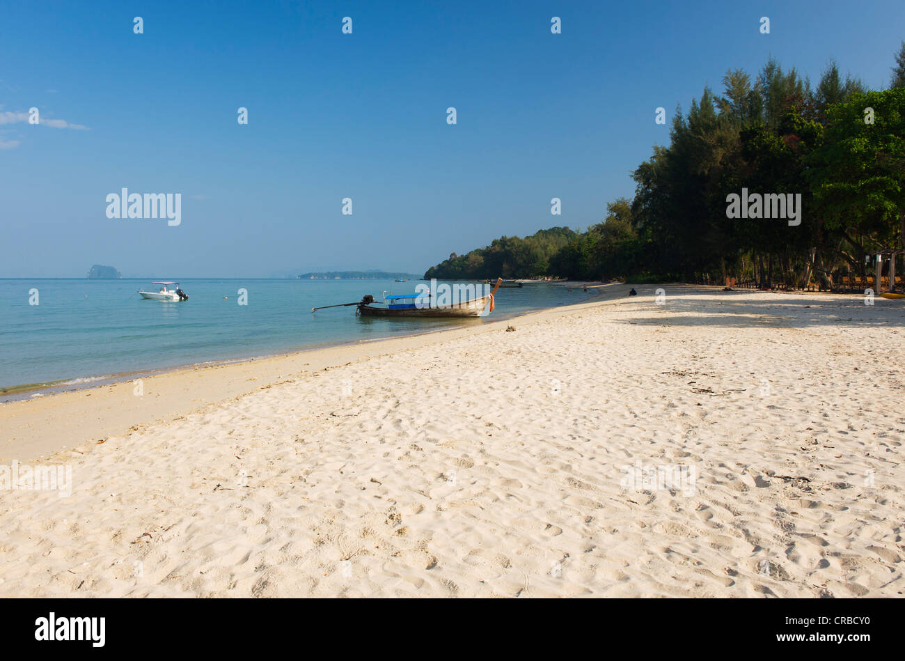 Bateau Longtail sur une plage de sable fin, à remous Kaek Beach, Krabi, Thaïlande, Asie Banque D'Images