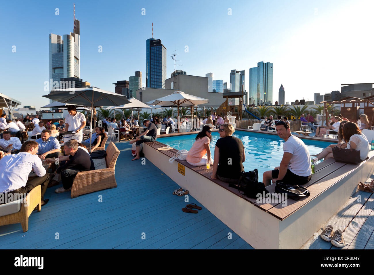 Les gens se détendre après le travail, Long Island Summer Lounge, Francfort, Hesse, Germany, Europe Banque D'Images