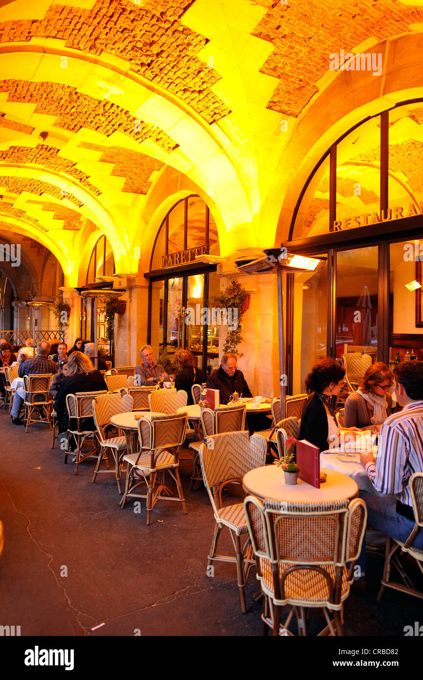 Dans le restaurant Carette arcardes de Place des Vosges avec cafés et musées, Juifs du Marais, Village St Paul, Paris Banque D'Images