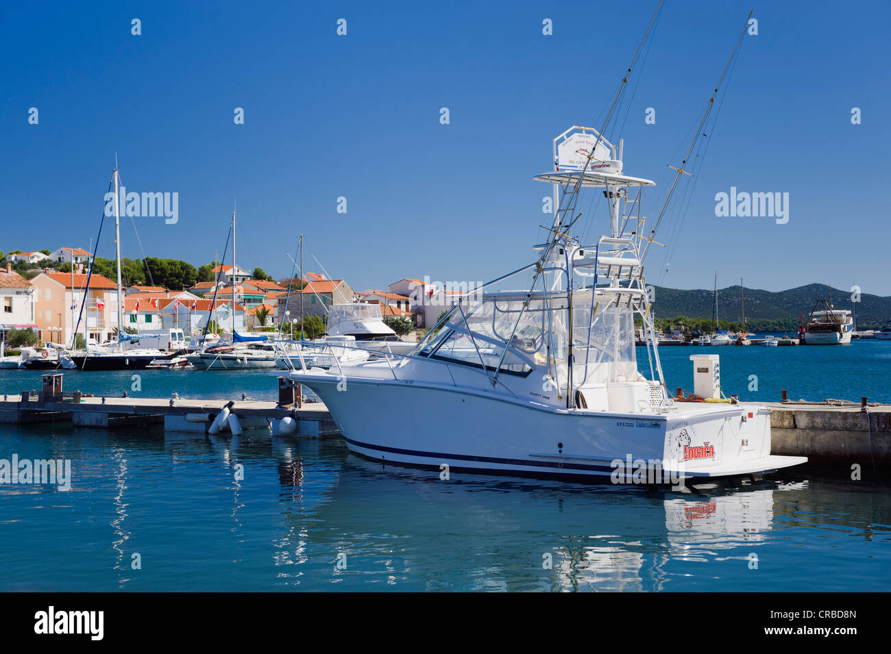 Bateau pour la pêche en haute mer dans le village de pêcheurs de Hvar, île de Murter, Croatie, Dalmatie, Kornati, Europe Banque D'Images