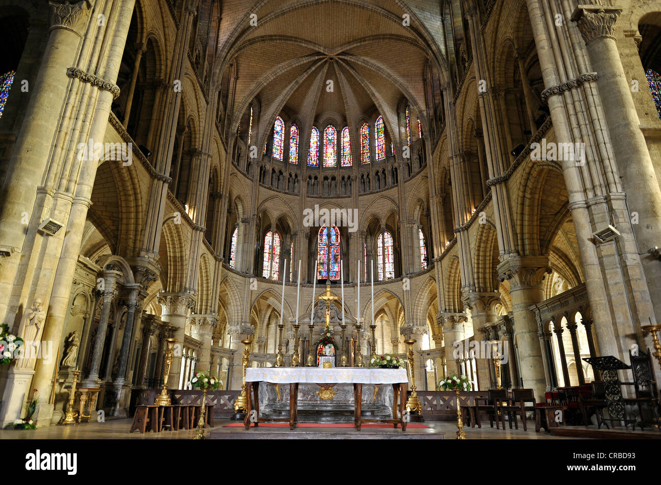 Sanctuaire et l'autel, vitraux historiques, 12e siècle, Basilique Saint-Remi, église abbatiale, Site du patrimoine mondial de l'UNESCO Banque D'Images