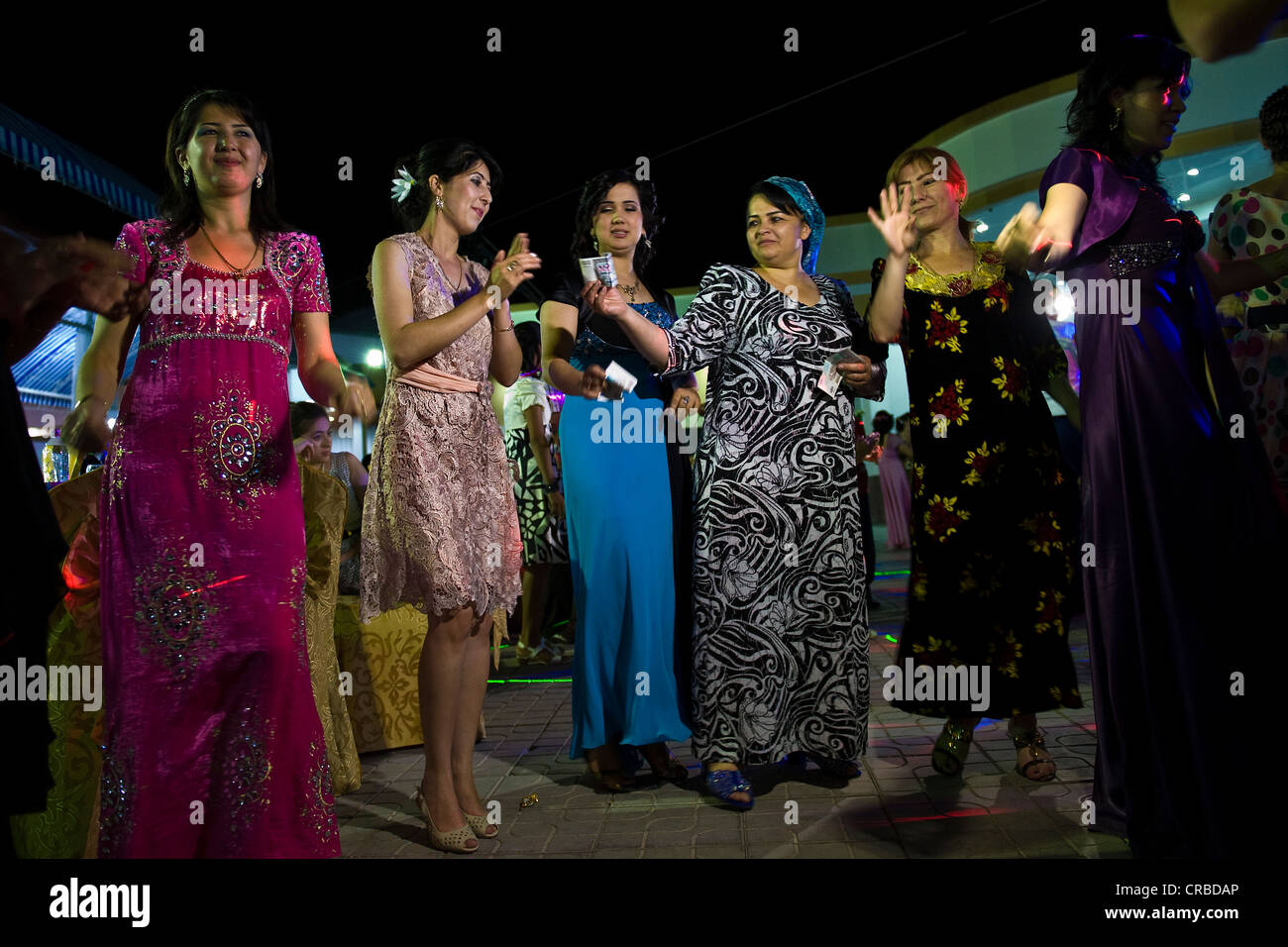 L'Ouzbékistan, Samarkand, fête de mariage, danseurs Banque D'Images