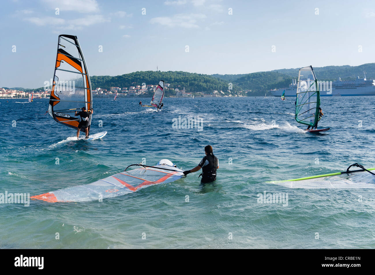 Les surfeurs sur la plage d'Orebic, Peljesac, Dalmatie, Croatie, Europe Banque D'Images
